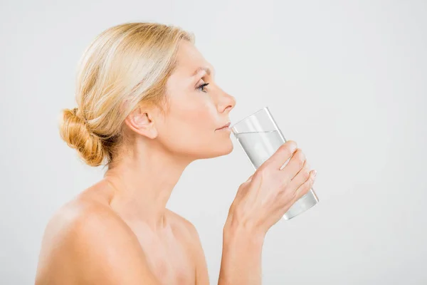 Vista Lateral Mujer Madura Bebiendo Agua Vidrio Aislado Gris — Foto de Stock