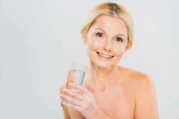 Hermosa Sonriente Mujer Madura Sosteniendo Vidrio Con Agua Mirando Cámara —  Fotos de Stock
