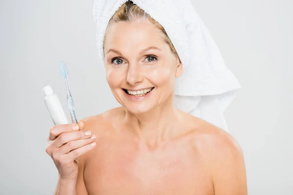 Atrakcyjny Uśmiechający Się Starsza Kobieta Ręcznik Trzymając Szczoteczkę Zębów Pasty — Zdjęcie stockowe