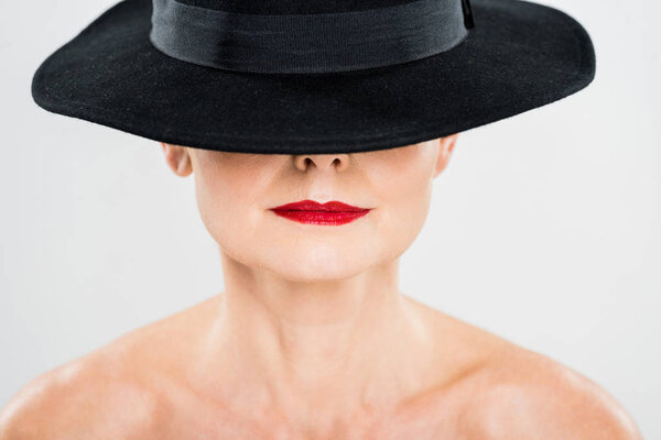 средневековая элегантная и модная женщина с красными губами в черной шляпе, изолированная на сером
 