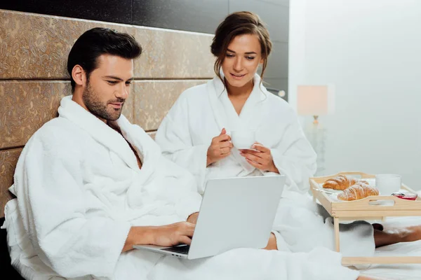 Attraktiv Kvinna Håller Cup Nära Bricka Med Frukost Och Sitter — Stockfoto