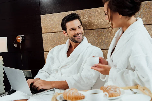 Handsome Man Using Laptop Looking Beautiful Girlfriend Cup Coffee — Stock Photo, Image