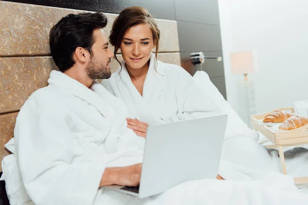 Bela Mulher Segurando Copo Olhando Para Laptop Perto Bonito Barbudo — Fotografia de Stock