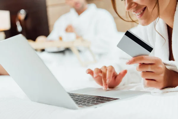 Vista Recortada Mujer Alegre Usando Ordenador Portátil Mientras Sostiene Tarjeta —  Fotos de Stock