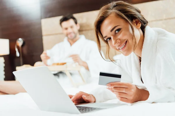 Foco Seletivo Mulher Atraente Usando Laptop Enquanto Segurando Cartão Crédito — Fotografia de Stock