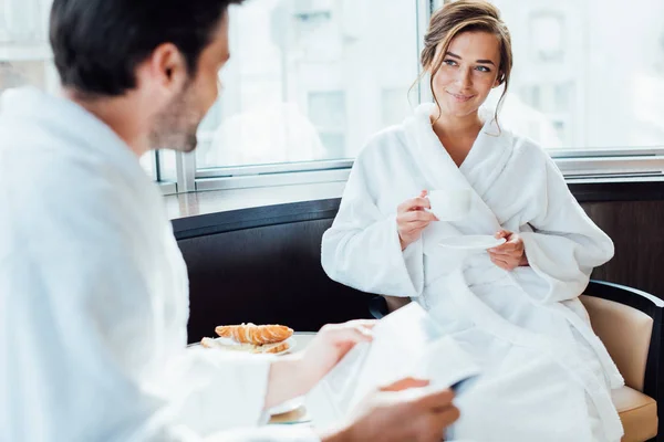 Selektiv Fokus För Attraktiv Kvinna Med Kopp Kaffe Tittar Man — Stockfoto