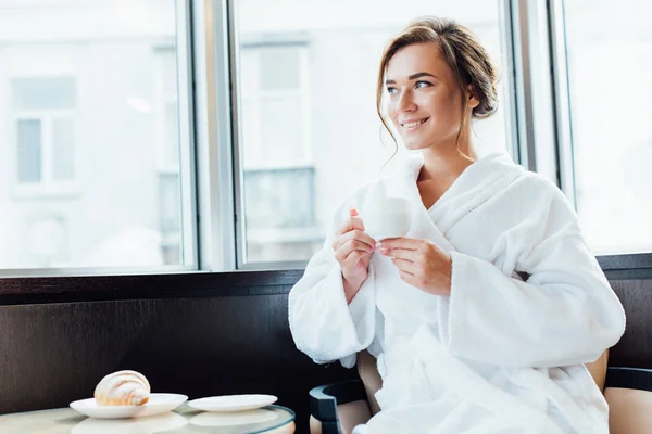 Attraktiv Brunett Kvinna Badrock Leende Och Hålla Kopp Kaffe — Stockfoto