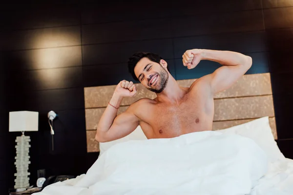 Vrolijke Gespierde Man Die Zich Uitstrekt Bed Wake — Stockfoto