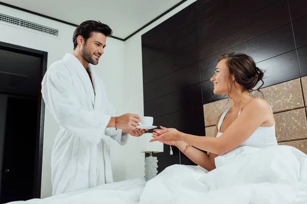 Bonito Barbudo Homem Dando Xícara Café Para Bela Mulher Cama — Fotografia de Stock