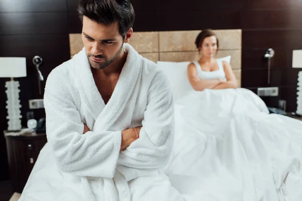 Enfoque Selectivo Del Hombre Guapo Sentado Con Los Brazos Cruzados —  Fotos de Stock