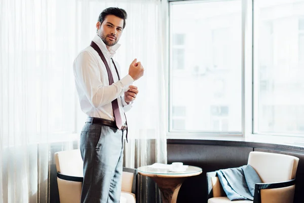 Zelfverzekerde Bebaarde Man Pak Aanraken Shirt Terwijl Het Hotel — Stockfoto