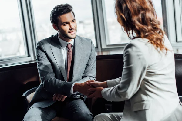 Selektiver Fokus Eines Gutaussehenden Geschäftsmannes Der Geschäftsfrau Die Hand Schüttelt — Stockfoto