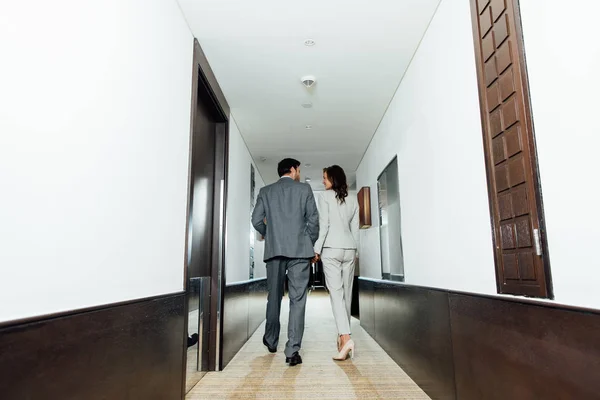 Självsäker Affärsman Affärskvinna Högtidskläder Håller Hand Och Promenader Korridoren — Stockfoto