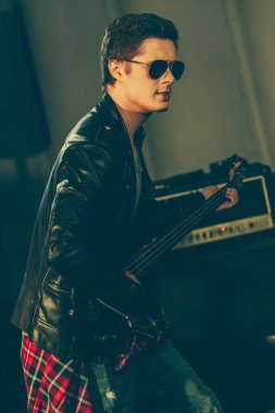 Sahne Alanı'nda performans güneş gözlüğü şık gitarist 