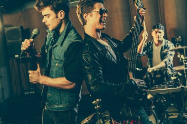 seçici odak şık adam elektro gitar çalmak gitarist şarkı  