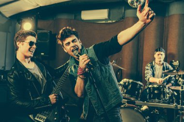 elektro gitar çalmak gitarist şarkı neşeli adam seçici odak  