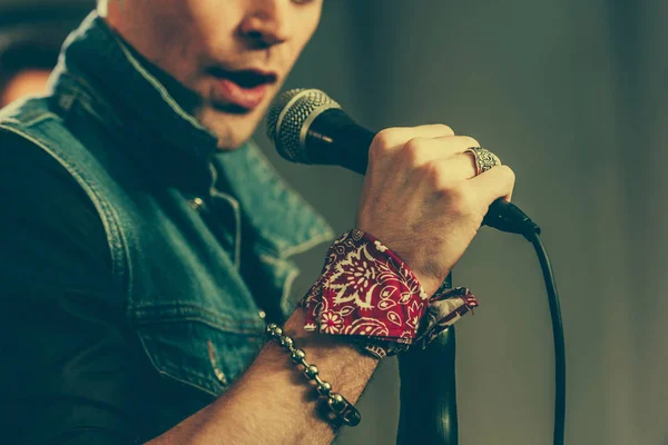 Cropped View Stylish Man Singing Microphone — Stock Photo, Image