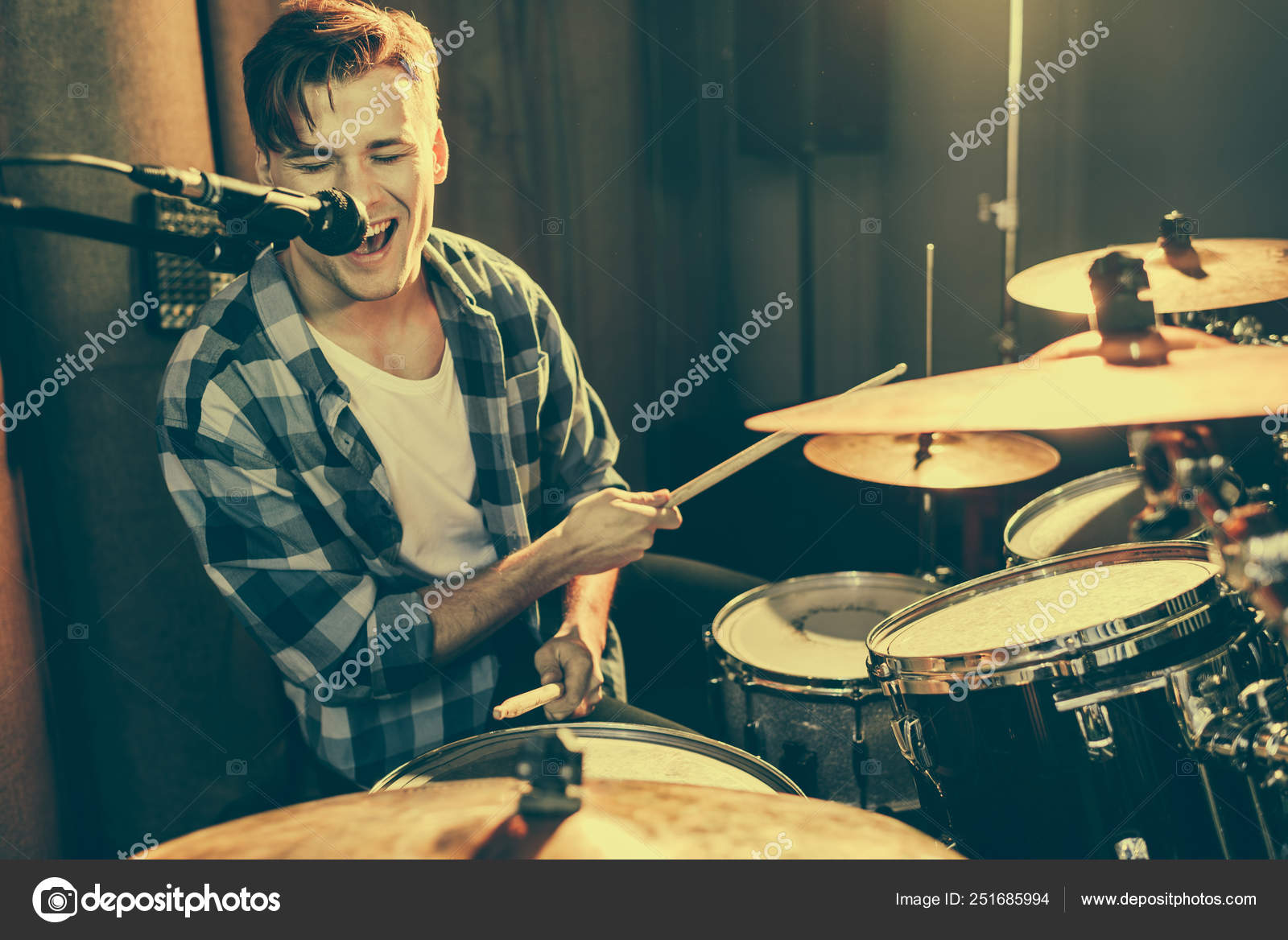 Селективный Фокус Красивого Барабанщика Поющего Микрофоне Время.