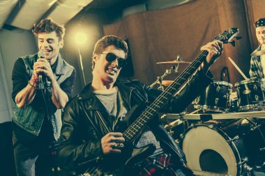 seçici odak şık gitarist rock grubu yakınındaki elektro gitar çalmak güneş gözlüğü 