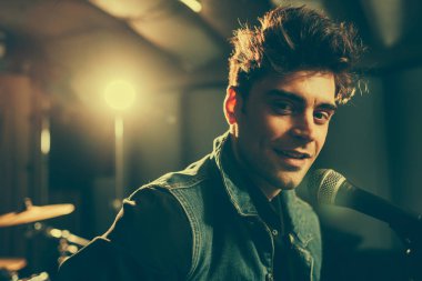 şık ve yakışıklı şarkıcı mikrofon gülümseyen 