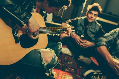 seçici odak müzisyen arkadaşları yakınındaki akustik gitar çalmak 