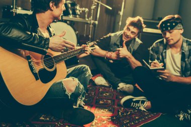 akustik gitar neşeli arkadaşları yakın tutarak müzisyen seçici odak 