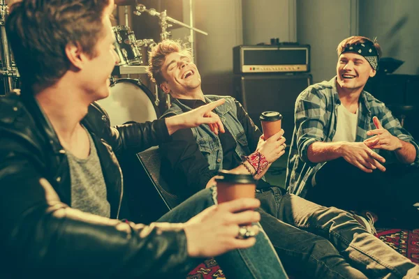 Selective Focus Cheerful Friends Laughing While Talking Holding Paper Cups — Stock Photo, Image