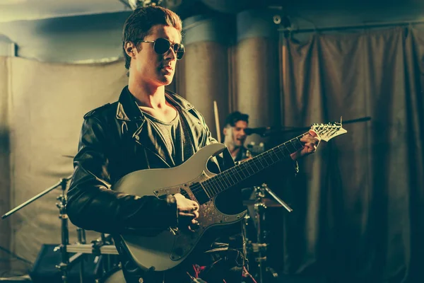 Enfoque Selectivo Del Hombre Tocando Guitarra Eléctrica Cerca Del Baterista — Foto de Stock