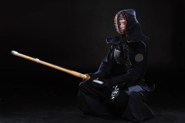 Kendo savaşçı kask siyah bambu kılıç holding içinde