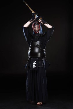 Kendo savaşçı zırh siyah bambu kılıçla pratik görünümünü tam uzunlukta