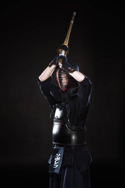 Kendo savaşçı zırh siyah bambu kılıçla pratik