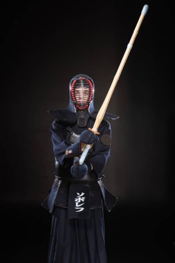 Kendo savaşçı zırh siyah bambu kılıçla pratik