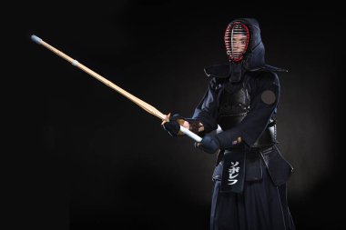 Kendo savaşçı zırh siyah bambu kılıçla pratik