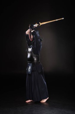Tam boy görünüm siyah bambu kılıçla pratik kendo Fighter