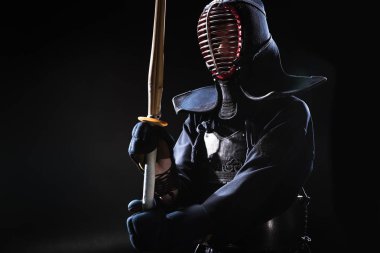 Kendo savaşçı kask siyah bambu kılıç holding içinde