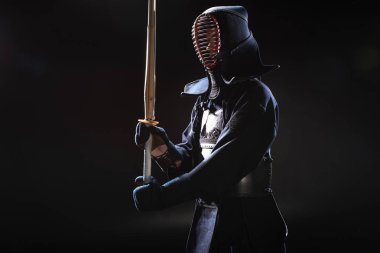 Kendo savaşçı kask siyah bambu kılıç holding içinde