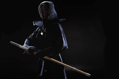 Kendo savaşçı kask siyah bambu kılıç holding içinde