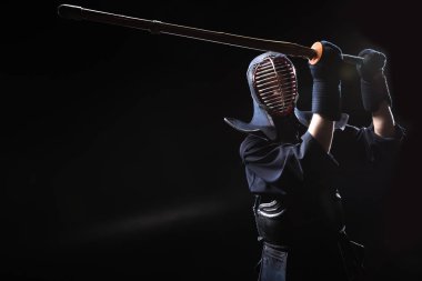 Kendo savaşçı zırh siyah bambu kılıçla pratik
