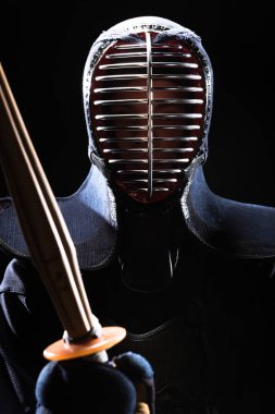 Kendo savaşçı kask siyah izole bambu kılıç holding içinde