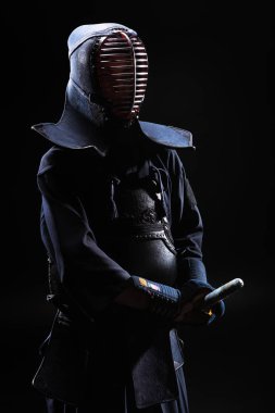 Kendo savaşçı kask siyah bambu kılıç holding içinde