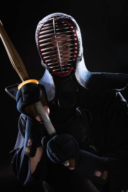 Kendo savaşçı kask siyah bambu kılıç holding içinde