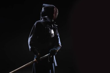 Kendo savaşçı kask siyah bambu kılıç holding içinde