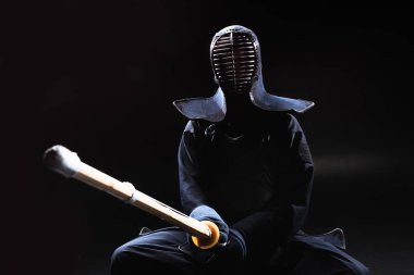 Kendo savaşçı zırh bambu kılıcı siyah holding