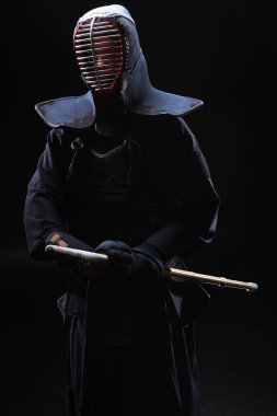 Kendo savaşçı kask siyah bambu kılıç holding içinde