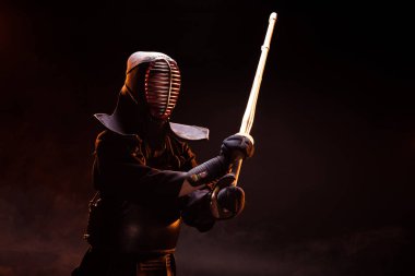 Kendo savaşçı zırh siyah bambu kılıçla pratik