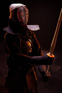 Kendo savaşçı zırh siyah bambu kılıçla pratik