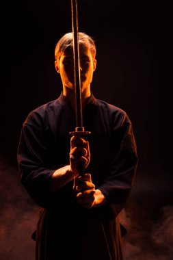Kimono siyah kendo kılıç tutan genç adam