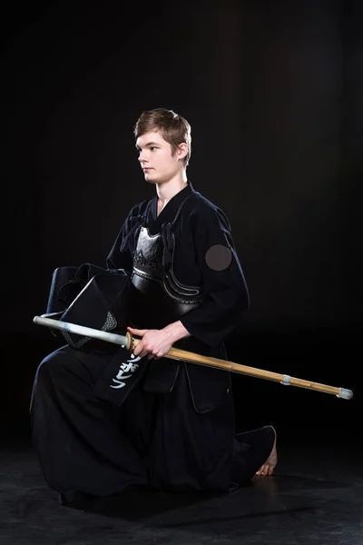 Jongeman Beoefenen Van Kendo Met Sowrd Zwart — Stockfoto