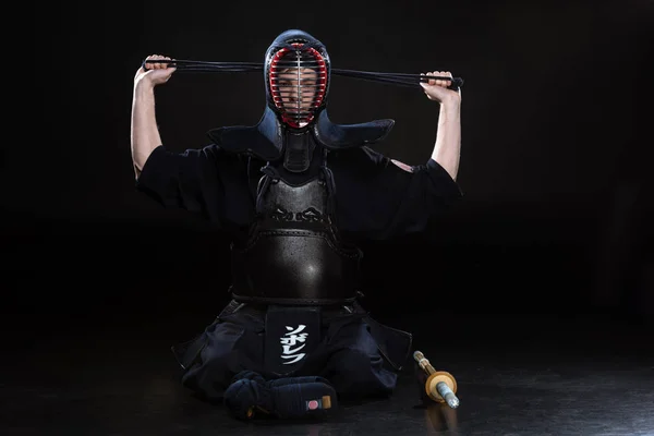 黒のヘルメットを結ぶ鎧の剣道戦闘機 — ストック写真