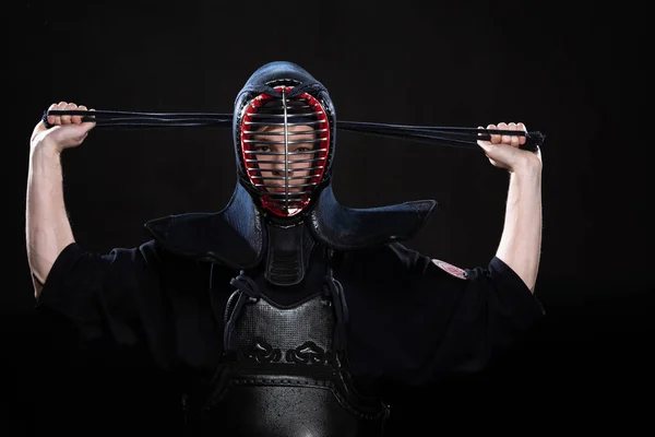 Kendo Luchador Armadura Atando Casco Negro — Foto de Stock